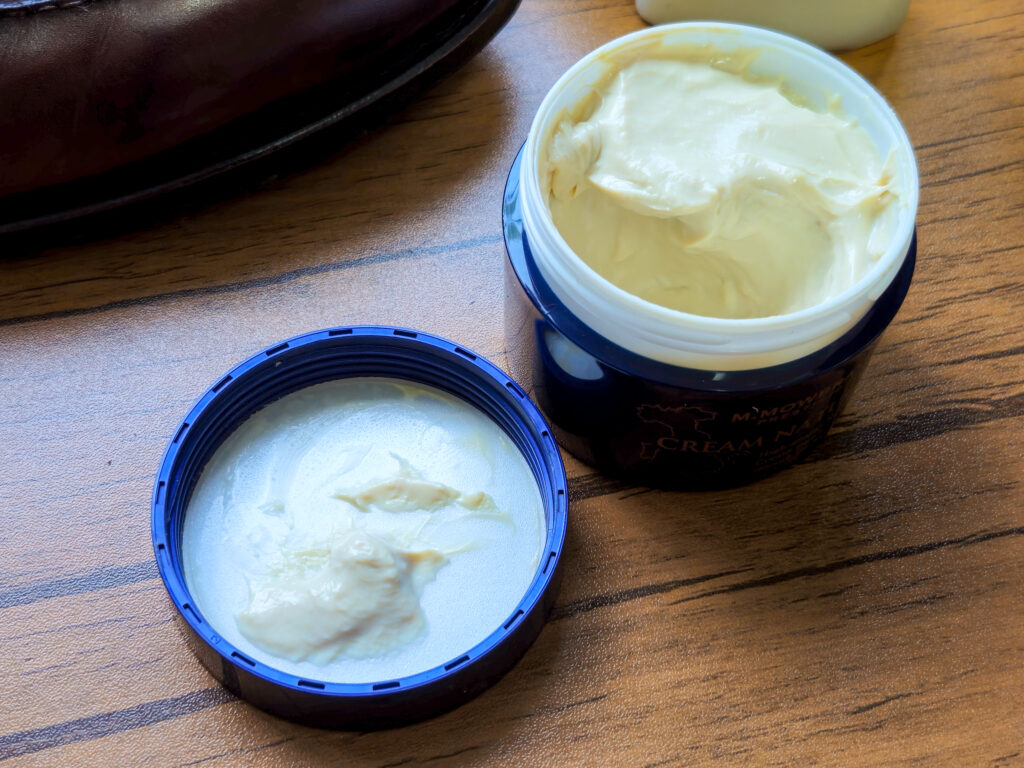 クリームナチュラーレのニュートラル。
水分が蒸発してふたにつきやすいので、逆さまにして保管している。