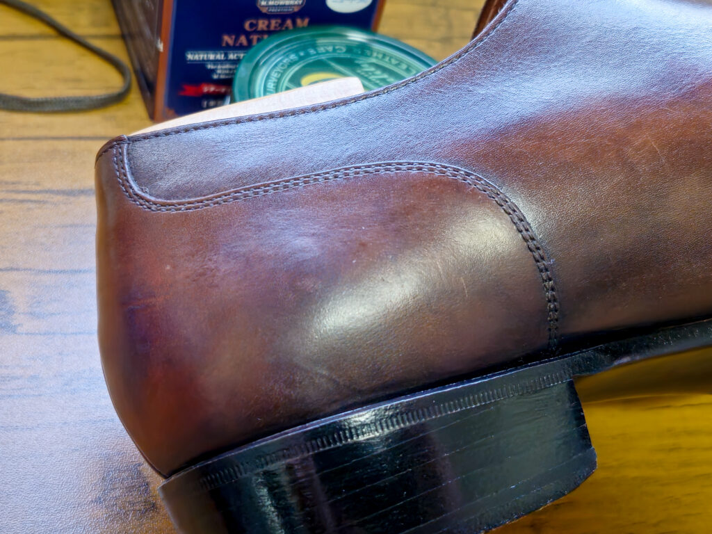 ケンジントンⅡ　Uチップ
ワックスを落とした踵。ちょっと残り気味。